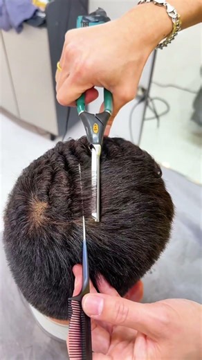 SO STYLISH: Turning A Flat Short Cut Into A Textured Masterpiece➰