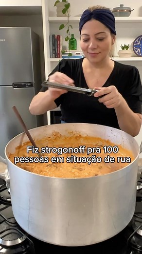 Look Do Fogao - melhores receitas on Instagram: "STROGONOFE DE FRANGO PARA 100 PESSOAS Fiz as marmitas para distribuir para pessoas em situação de rua e muitas pessoas queriam saber a receita e a quantidade dos ingredientes, então tá na mão!! ♥️ ➡️ INGREDIENTES: * 20 kilos de peito de frango em cubos usei da @lojaswift * 800 gramas de manteiga * 1,2 kilos de cebola picada * 300 gramas de alho picado * 1,5 kilo de champignon * 2 litros de ketchup * 600 ml de mostarda * 200 ml de molho inglês * 2,