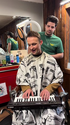 This was the best thing ever y’all @Luke Burr #singingbarber #longervideos