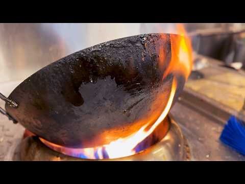 直径45cmの広東鍋を焼きながら焼きビーフンを作る。 Cooking stir-fried rice vermicelli while firing up a 45cm Cantonese wok