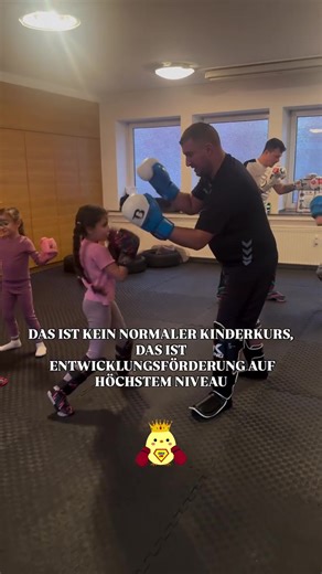 Was hier passiert, geht weit über Bewegung hinaus. Kinder erleben Training als Raum für echte Entwicklung. Sie lernen, sich zu konzentrieren, Frustration auszuhalten, mutig Neues auszuprobieren und nach Fehlern wieder aufzustehen. Schritt für Schritt entsteht Selbstvertrauen — nicht durch Druck, sondern durch Erfahrung. Auf der Matte verbinden sich Körpergefühl, Aufmerksamkeit und soziale Fähigkeiten. Kinder lernen zuzuhören, Grenzen zu respektieren, Verantwortung zu übernehmen und sich als Teil