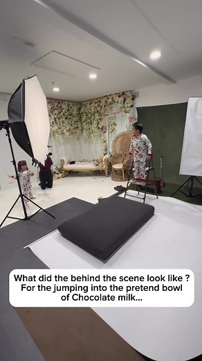 The happiness filling a photographer mom’s heart when her little ones embrace the fun Christmas photo shoot with as much joy as she does 🌟📸#christmas #merrychristmas #christmasphotos #fotosdenavidad #christmasphotography #Magicalchristmas #christmasphotoshoot #photoshoptricks | Elsa Sainz Photography