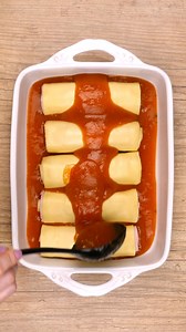 Essa receita prática e econômica de canelone feito com massa de pastel vai fazer o maior sucesso ai na sua casa. Bora aprender a fazer e variar com os mais diversos recheios. INGREDIENTES 400 g de Massa de pastel (1 pacote pequeno) 250 g de Presunto fatiado 150 g de Requeijão de bisnaga (5 colheres de sopa) 250 g de Queijo prato fatiado 600 g de Molho de tomate (2 sachês) 100 g de Parmesão ralado | Cook'n Enjoy