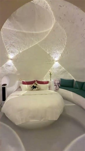 Urgent! Stuck in the Studio, Can't Find My Photographer