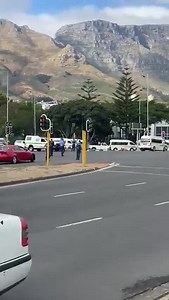 Cape town Taxi strike ° Police were told to never interfere for the sake of peace. #FlyingNews🦅 | FlyingNews Live Update ZA 365/24/7