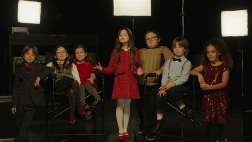 Avertissement : ce spectacle pourrait provoquer des sourires incontrôlés et on ne s'excuse pas de ça! 💙✨ Le pestacle de fin d'année présenté par les enfants du Lait, le 31 décembre à 18h30 sur Noovo et Crave. | Noovo