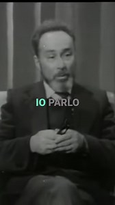 Primo Levi racconta di aver imparato il tedesco ad Auschwitz, un tedesco non accademico ma appreso sul campo. Quando parla tedesco in Germania, rivela sempre come e dove lo ha imparato, osservando le reazioni dei suoi interlocutori. Un modo per non dimenticare e vedere come reagisce chi ascolta. #PrimoLevi #Auschwitz #tedesco #memoria #storia #testimonianza | Cultura e intrattenimento