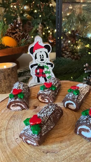 🎄✨ The EASIEST Yule Log You’ll Make All Christmas! Turn Little Debbie Swiss Rolls into adorable mini Bûche de Noël cakes—zero baking, all festive magic. 🍫🌟 Perfect for holiday parties, dessert boards, or a quick Christmas treat! You’ll need: 🎄 Little Debbie Swiss Rolls 🎄 Melted dark chocolate chips 🎄 Powdered sugar 🎄 Holly leaf candies ✨ SAVE this easy holiday recipe ❤️ SHARE with friends who love quick Christmas treats 🎄 FOLLOW for more festive food magic Mini Bûche de Noël l Little Deb