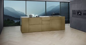 Leistungsstark, flexible und platzsparende Planungsmöglichkeit und intuitive Touchbedienung. Erfahren Sie alles über Miele TwoInOne - dem ersten Induktionskochfeld mit integriertem Wrasenabzug von Miele. | Miele