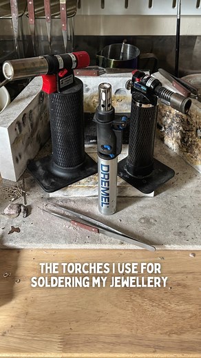 Not everyone can have a ‘professional’ jeweller’s torch, myself included! ⚒️🔥🧯 But that doesn’t mean you can’t be a jeweller or still make a wide variety of designs. I’ve had lots of comments in the past asking about the torches I use, and several more asking why I don’t have a ‘real’ torch. Whilst propane or oxygen tank-fed hose torches may have more power, more variable flame sizes and the ability to heat larger pieces, they’re not always an option for everyone. I genuinely don’t have the sp