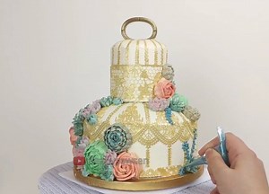 Vintage Terrarium Birdcage Cake with buttercream succulents By: Fancy Favours & Edible Art | Lilyon DIY