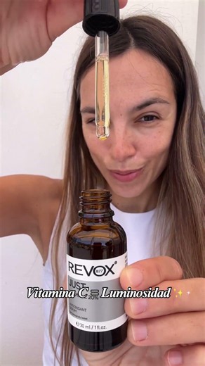 🍊✨ Si tuviera que recomendar un sérum para aportar luminosidad al rostro, este de Vitamina C de Rev