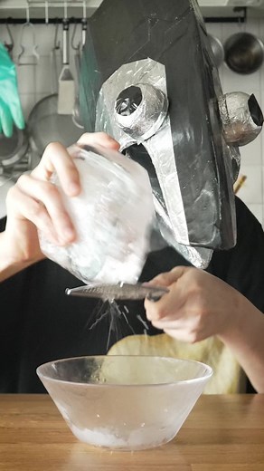 かき氷を機械無しで作る猛者 「材料」 ・でっけえ氷 「作り方」 1.気合いと根性 #かき氷 #かき氷巡り #かきごおりすと #かき氷大好きクラブ #人力かき氷 #japanesefood