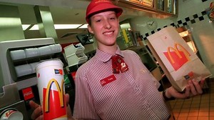 Ce salarii sunt la McDonald’s. Cât câştigă un angajat la început şi la ce sumă poate ajunge