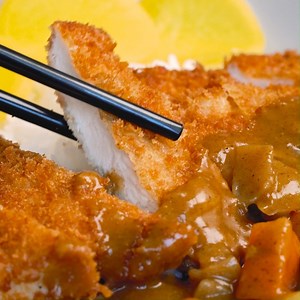 Chicken Katsu Curry 🍛✨ Chicken Katsu Curry, a very famous Japanese dish, loved by many people across the world. Perfect combination of crispy chicken and mild curry flavour gravy served with a hot steamed rice. You can cook this dish with simple ingredients from scratch with my easy to follow steps. | Khin's Kitchen