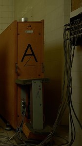 Abbey Road Studios: The Reverb Plates 🏆 🌟 Abbey Road’s original reverb plates were installed in 1957 to complement the fixed reverberation times of the studios’ echo chambers. The four EMT 140 units were tweaked to perfection by the Technical Engineers, and have gone on to be used on some of the most seminal records in history, from Pink Floyd’s ‘The Dark Side of the Moon’ to The Beatles' ‘Abbey Road’. So how is the stereo reverb effect created? Well, in each of these plates, a large sheet of 