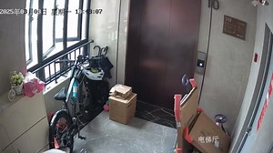 Mother and daughter avoid malfunctioning elevator in Fujian, China