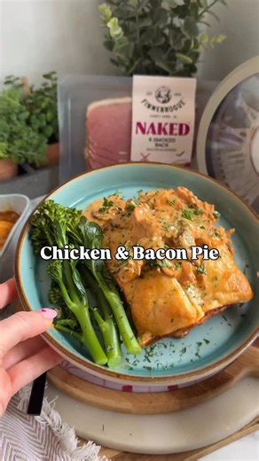 Creamy chicken & smoky bacon puff pastry pie 🥧✨ @finnebroguefoods ad Golden, flaky pastry on top… rich, creamy filling underneath. Proper comfort food made even better with quality ingredients. I’ve used Finnebrogue Smoky Bacon for this — it adds so much depth of flavour without overpowering the dish. It’s nitrite-free, naturally smoked, full of flavour and works perfectly in comforting family-style meals like this 🤍 Recipe ⬇️ Ingredients (serves 4): • 2 chicken breasts, diced • 1 pack Finnebr