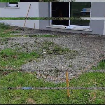 Terrasse sur plots de béton.