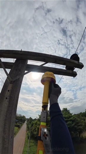 ⚠️ Before You Short to Ground… Check the Voltage First! #ElectricalSafety #lineman #powerlines