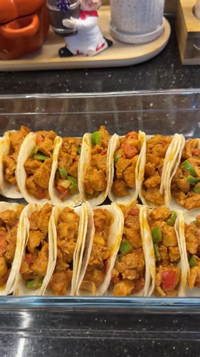 Let’s make mini tacos at home✨ because homemade is best👩🏻‍🍳🔪 Save this recipe for Ramadan🌙 #tiktokfood #cooking #momlife #foruyou #viralvideos