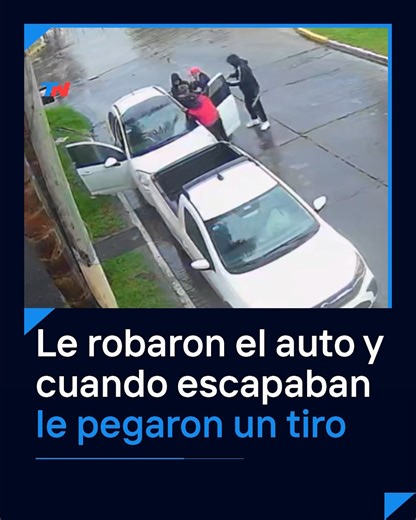2.9M views · 15K reactions | SALVAJE ROBO EN ISIDRO CASANOVA I Cinco delincuentes asaltaron a un hombre para robarle el auto en la intersección de las calles Malabia y Guatemala. Antes de huir con el vehículo, a la víctima le pegaron un tiro en la pierna. | TN Todo Noticias | Facebook