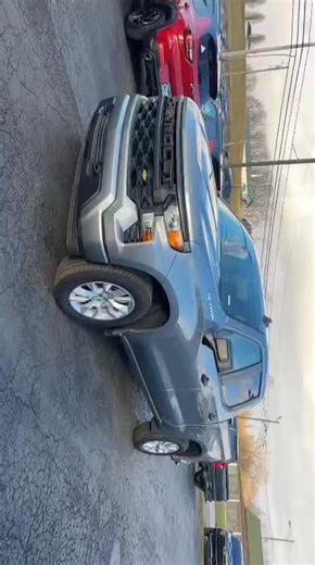 💪 BUILT TO WORK. STYLED TO STAND OUT. 💪 Meet the 2025 Chevrolet Silverado 1500 Crew Cab Custom 4WD — the truck that shows up early, stays late, and still looks good doing it. 🩶 Sterling Gray Metallic | Jet Black interior 🔥 TurboMax Engine 🛞 4WD capability 📱 Apple CarPlay & Android Auto 🔐 Auto-locking rear differential ❄️ Remote start deep-tinted glass 🛠 Trailering Package w/ Hitch Guidance 🧠 Chevy Safety Assist standard Whether you’re hauling, towing, commuting, or weekend adventuring —