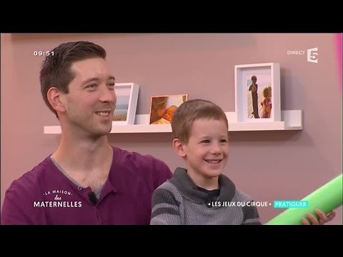 Les acrobaties du cirque pour les enfants