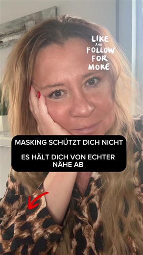 Hand aufs Herz. Natürlich willst du in Beziehungen cool und entspannt wirken - wer will schon direkt seine chaotische Seite zeigen? Aber gerade bei ADHS ist das Bedürfnis „normal“ zu wirken, extrem stark. Studien zeigen, wir erleben Ablehnung und Kritik deutlich häufiger als andere - kein Wunder, dass die Angst davor, wie ein Schatten auf deiner Seele liegt. Sind wir dann noch vom Elternhaus geprägt worden, wird es doppelt so schwer. Also bauen wir eine Maske auf und hoffen auf Akzeptanz. Klingt