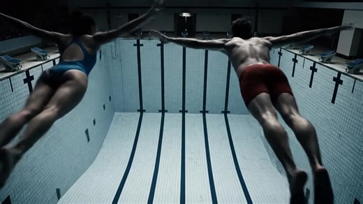 People diving into a swimming pool with no water, falling 77 feet into #swimming #pool #diving #foryoupage #fyp