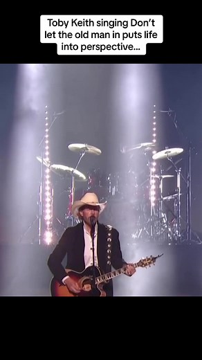 @Toby Keith singing Don’t let the old man in puts life into perspective. #countrymusic #cancersucks #tobykeith #fyp #survivor