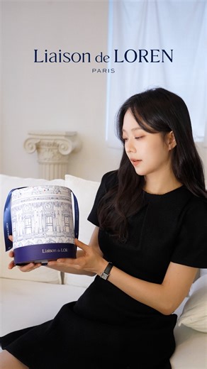 오영주 on Instagram: "#광고 ’리에종드로렌’은 프랑스에서 시작된 프리미엄 스킨케어 브랜드로 프랑스 로렌 지역에 위치한 연구소의 60년 노하우와 인증된 천연성분을 기반으로 만들어진 제품이라, 품질과 안정성이 높아요 이번에 홀리데이 시즌으로 이쁜 패키지로 나왔는데요! 소중한 누군가에게 주기 좋은 프리미엄 선물 같아요.✨ 홀리데이 제품은 슬로우 에이징을 위한 솔루션 기프트 세트로, 피부를 위한 프리미엄 슬로우 에이징 토탈케어 제품이에요. 자체 개발 핵심 성분인 ‘LGS 컴플렉스’ 는 첨단 기술로 만들어낸 고기능, 고 효능 스킨케어로 피부 진정 및 장벽 강화 효능, 안색 개선 및 색소 침착 개선 그리고 피부 겉/ 속 탄력 개선을 해줘요. 세트안에는 클렌저, 에센스 그리고 크림이 들어있는데 각각 효능들이 아주 탄탄하게 들어 있어서 같이 바르면 더 시너지가 좋더라고요. ﹅포어 클렌저: 쫀쫀한 고밀도 텍스처로 노폐물을 효과적으로 흡착해서 딥 클렌징은 해주는데 세안 후에 당기지