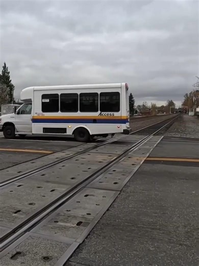 Access Bus🚐Provides♿Disabled Americans Ride Service Crossing🚂Railroad🚂Train🚂Tracks🚂ASMR [WA USA]