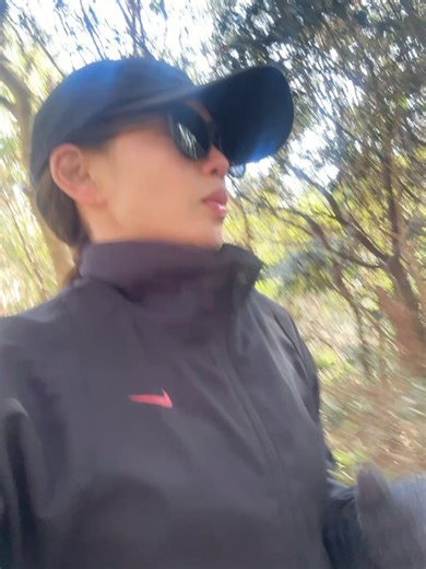 MASUMI 🕊️ 40代ナチュラルに若く美しく on Instagram: "今日は11kmラン🏃‍♀️ 昔から寒いのが苦手で、 一年前のわたしには想像もできなかったこと。 寒さと強い風に心が折れそうになるけど、 走り終わったあとの爽快感はやっぱり最高〜❄️✨ 前回ストーリーで おすすめのランニングミュージックを募集したところ、 たくさんの曲を教えていただきました🎧 プレイリストに入れて、走りながらいっぱい聴いてます✨ ありがとうございます✨ 今日も亀さんスタイルで🐢✨ #ランニング女子 #ランニングコーデ #ランニング記録 #runnergirl #stravarun"