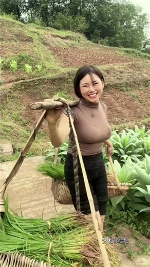 农忙时节，忙碌的乡村，勤劳的农村姑娘！#农村姑娘 #我的乡村生活 #农村生活 快手