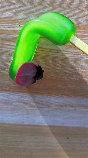 This is how a skinny dog ​​eats ice cream. #CutePets #Dogs