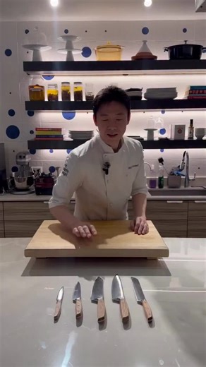 When someone knows knives, it shows 🔪 The R&D chef from the @joseandresgroup team has no doubt: his favorite from the José Andrés by Arcos collection is the Rocking Santoku 🔥 #joseandresfoods @chefjoseandres #knives #kitchenknives