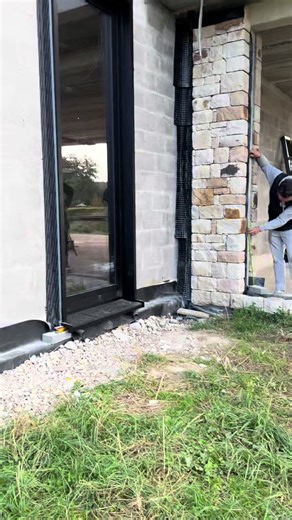 Un chantier en cours 👷🏼‍♂️ Pose de châssis en pleine action ! Qualité, précision et finitions soignées comme toujours ! Contactez - nous 📍 Boulevard Pointcarré, 22 B-4020 Liège Belgique E-mail : info@W4D.be Téléphone : 04 223 32 22 Follow W4D Windowsfordreams on Instagram et Facebook ! #pourtoi #chassis #valeurshumaines #renovation #liege