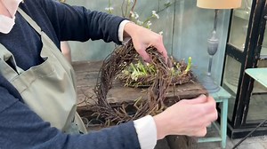 De af jer, der fulgte med i Hanne Utoft Blomsterdesign livesending forrige søndag, så denne smukke dekoration: Et kagefad med en forårskrans. Fadet blev straks udsolgt, men er nu på lager igen, se her: https://clausdalby.dk/product/2220/ Håber, at I vil læne jer tilbage og nyde denne lille film. Hanne er tilbage på søndag kl. 19.00. Hvis du vil have en påmindelse, kan du melde dig her: https://fb.me/e/47k4zGtKF | CLAUS DALBY