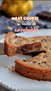 🍪 COOKIE GÉANT AU BEURRE DE CACAHUÈTE (SANS GLUTEN & IG BAS) 🥜 Aujourd’hui c’est mon anniversaire 🎂 ! L’excuse parfaite pour me faire un cookie géant au beurre de cacahuète, rien que pour moi 🫶🫠🍪 Sans gluten, sans sucre raffiné… et pourtant totalement indécent de gourmandise ! Ce gâteau fait partie de mes plus grandes obsessions gustatives 🧡! Un petit conseil : ne le fais pas si t’avais prévu de partager ton dessert 🤭… 🍪 Ingrédients - 150 g de beurre de cacahuète (non sucré) - 40 g de b
