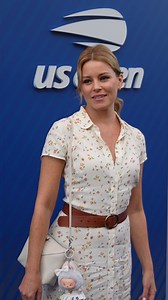 Elizabeth Banks attends the US Open Tennis Championship 🤍 📸 Getty | Red Magazine