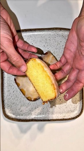 Lemon Drizzle Cake, a very simple classic 🍋