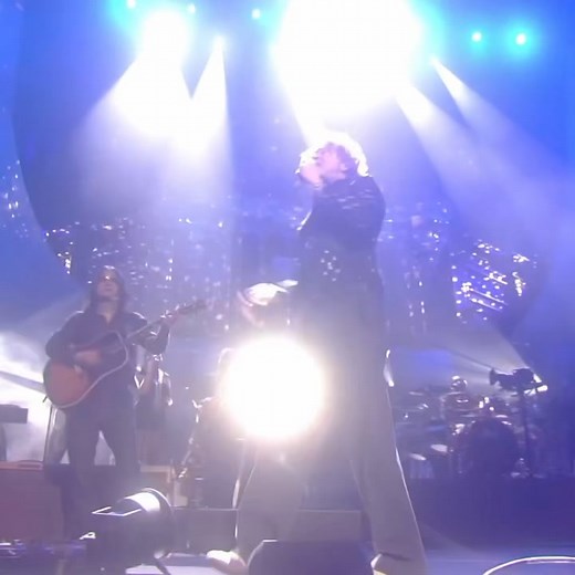 "Cause I would rather smile than cry" 🎤 Watch as Simply Red perform ‘Stay’ live at London's iconic Royal Albert Hall in 2007: https://bit.ly/StayRAH | Simply Red