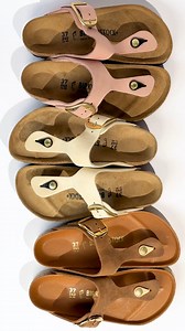 From brunch to beach in the Birkenstock Gizeh Big Buckle Sandal 🥪🏖️☀️ . Du brunch à la plage avec la sandale à grosse boucle Gizeh Big Buckle de Birkenstock 🥪🏖️☀️ | SOFTMOC SHOES