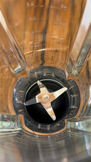 Palačinke od 2 sastojka 2-Ingredient Pancakes 1 šalica kvinoje ili prosa • 1 šalica vode Priprema: Kvinoju ili proso namočiti u vodi preko noći. Sljedeći dan je dobro isprati pod mlazom vode. Dodati 1 šalicu svježe vode i sve izblendati u glatku smjesu. Smjesu peći na tavi kao klasične palačinke, bez ulja ili s malo ulja po želji. Palačinke možeš poslužiti s omiljenim dodacima – slanim ili slatkim! 1 cup of quinoa or millet • 1 cup of water Preparation: Soak the quinoa or millet in water overnig