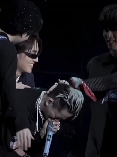 1日遅れちゃったけど日本デビュー4周年おめでとう ここまできてくれてありがとう 黙って再契約するとことか普段はトゥメに涙を見せないとことかTREASUREらしくてほんとにだいすきです これからもよろしくね #fyp #treasure ──────────────────── @音. @はな @あさひﾁｮﾝｻ💟🎧🤖👼 @ロボさひ @結 @✩