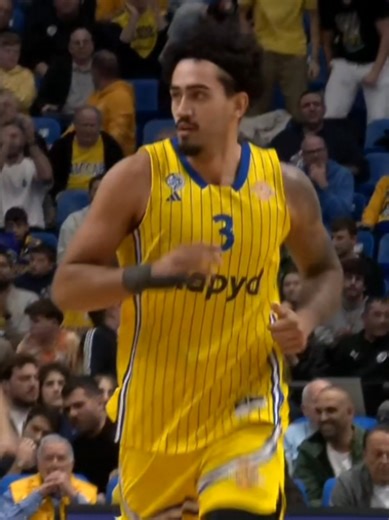 Vitória no El Clássico e @Márcio anota 15 pontos! 💪🏽🔥 O @maccabitlv.bc , do nosso pivô Marcio Santos, entrou em quadra na tarde deste domingo (11/01) pela última rodada do 1º turno da Liga Israelense de Basquete 2025/26 e venceu o Hapoel Jerusalem por 95 a 84, conquistando o 12º triunfo em 13 partidas disputadas. Jogando em casa, na Menora Mivtachim Arena, em Israel, Marcio teve uma grande atuação. Saindo do banco, o pivô anotou 15 pontos, com aproveitamento excelente nos arremessos de dois p