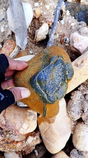 We Broke This Rock Open… and Found Something Amazing 😳💎