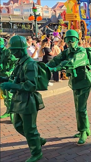 Disneyland Paris, Toy Soldiers, Don't get Tangled! Toy Story. Disney Stars on Parade