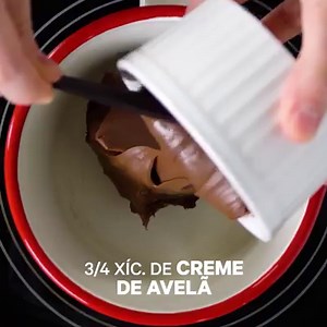 Deixe todo mundo feliz com esse pudim de leite ninho. Receita completa: https://taste.md/2wr3Pnp Baixe o aplicativo da Tastemade: https://link.tastemade.com/HE7m/cWohcsKEky | Tastemade Brasil